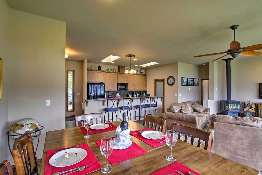 Bayside Home - 6 Miles to Olympic National Forest!