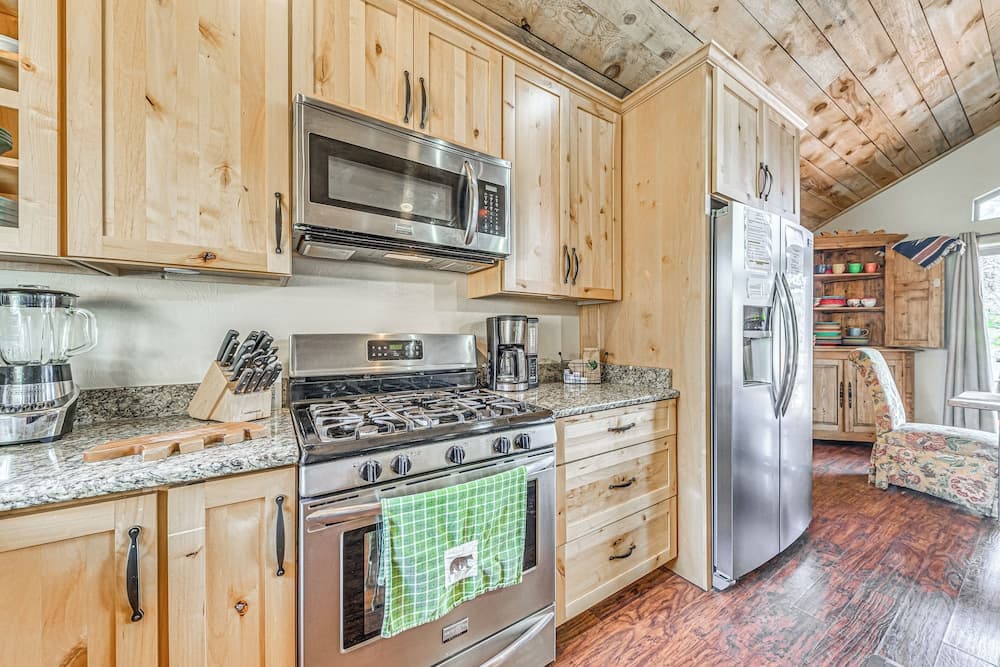 Ruidoso Cabin w/ Hot Tub, 2 Mi to Grindstone Lake!