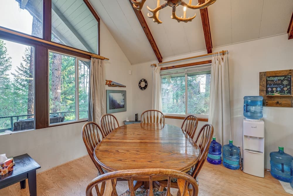 Hillside Hideaway: Warm & Cozy Terrace Lakes Cabin