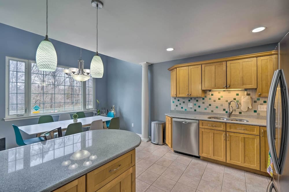 Immaculate Family Townhome - Walk to Beach!