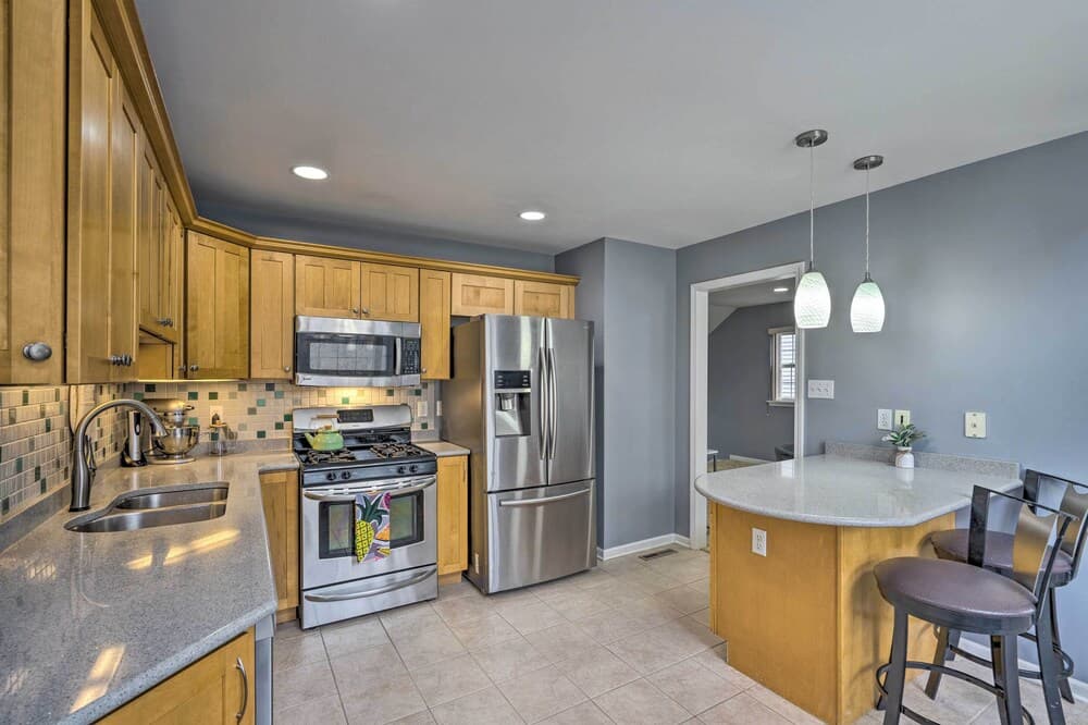 Immaculate Family Townhome - Walk to Beach!