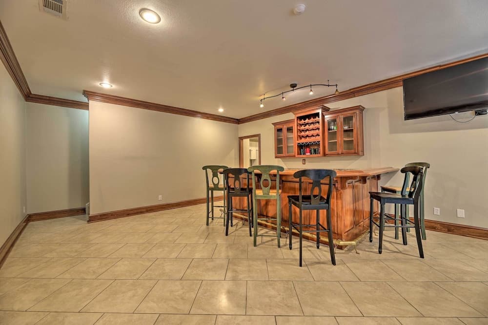 Bentonville Home w/ Pool Table, 2 Mi to Downtown!