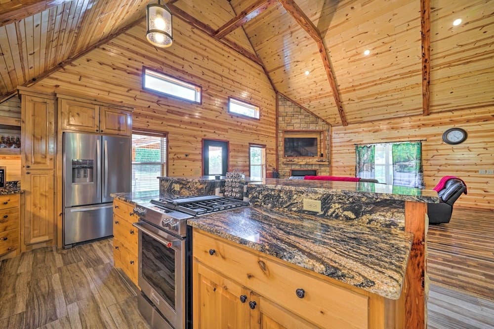 Talihina Retreat w/ Kiamichi River Access!