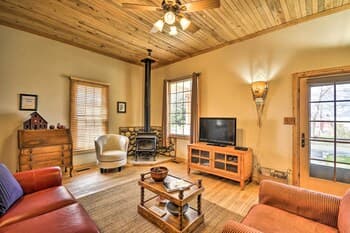 Pet-friendly Cody Home - Walk to Main Street!