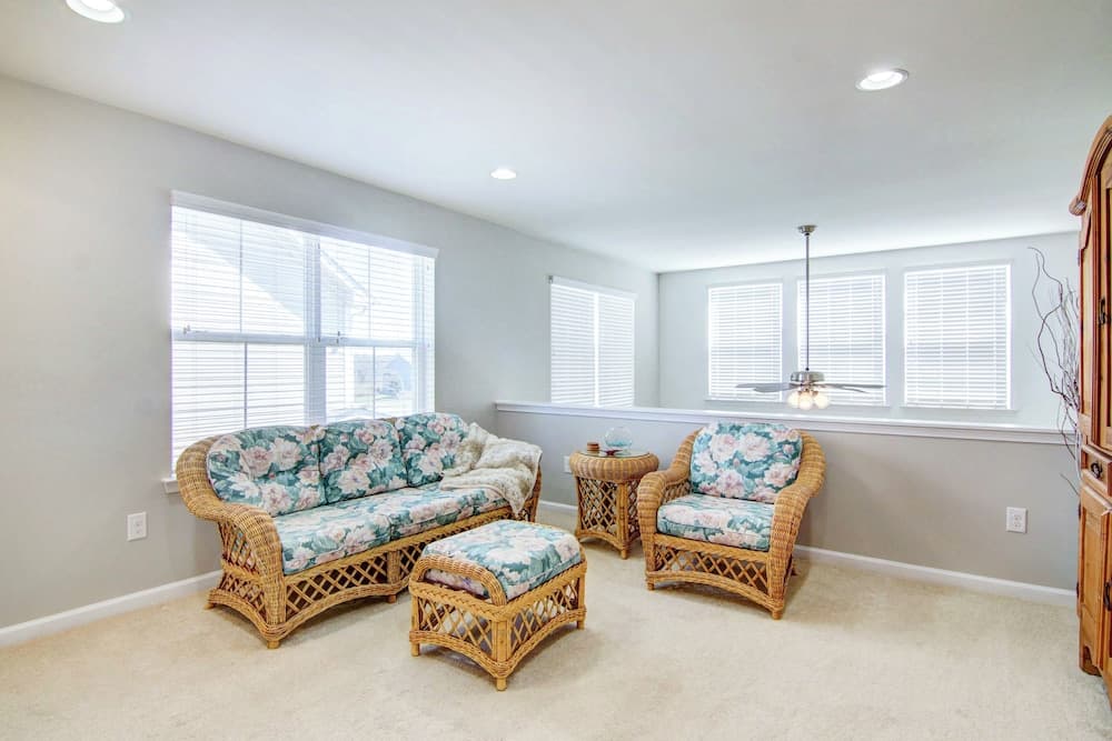 4 Mi Shuttle Ride to Ocean: Bethany Beach Getaway