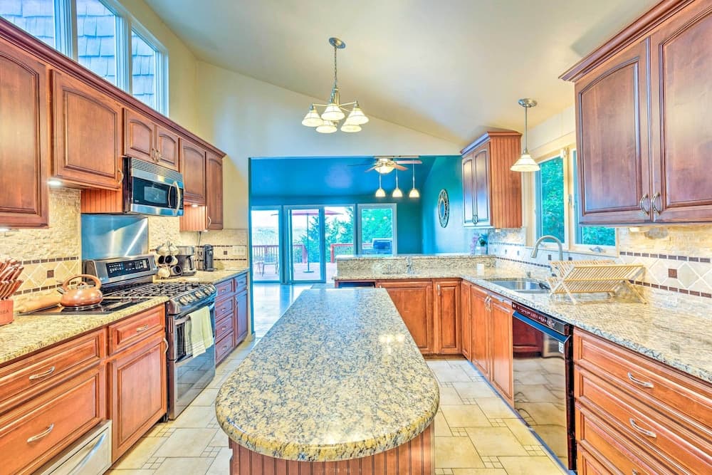 26 Mi to Mount Rainier, Game Room: Puyallup Oasis