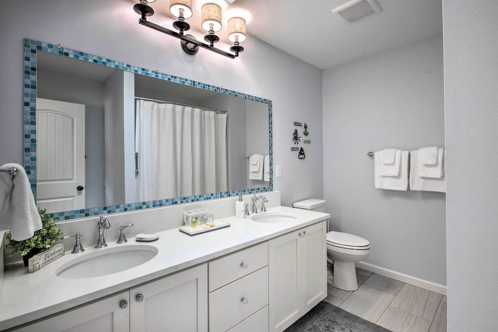 Luxury Home on Golf Course: Walk to the Beach!