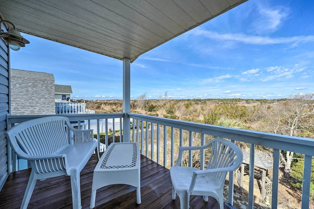 Holden Beach Vacation Rental: Short Path to Beach!