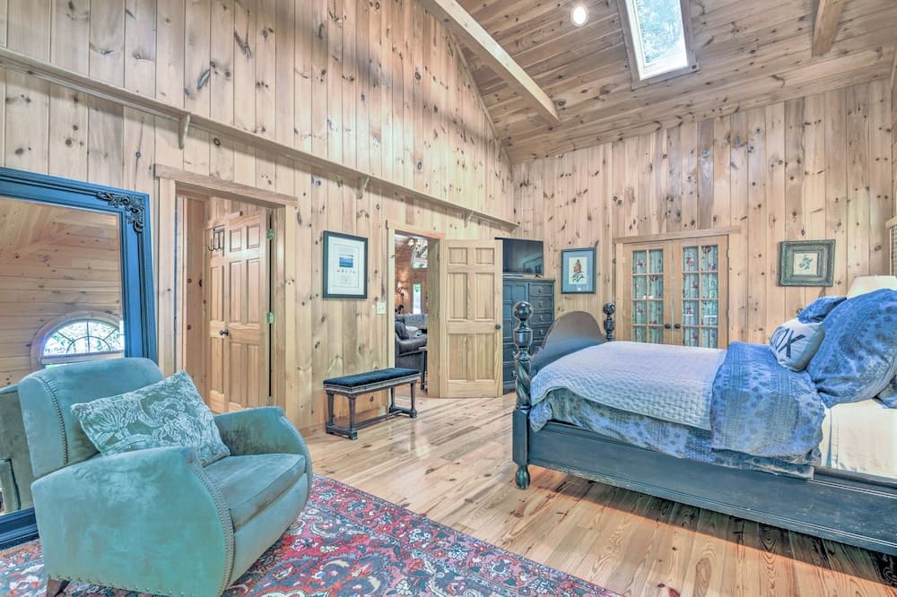Luxury Cabin w/ Deck < 5 Miles to Sapphire Valley!