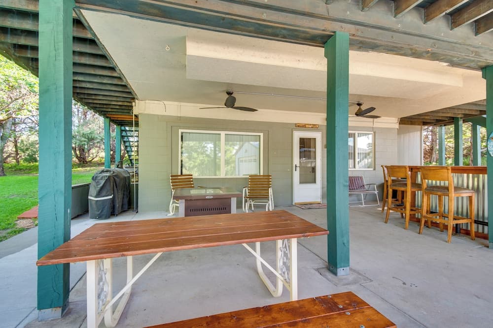 2-level Home w/ Deck: 1/2 Mi to Lake Mcconaughy!