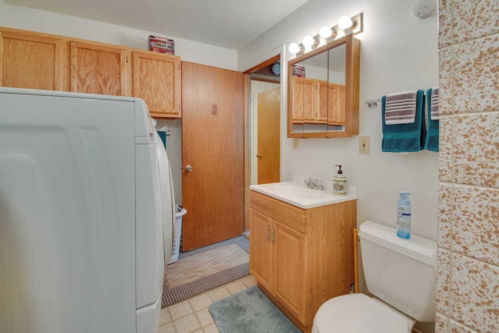 2-level Home w/ Deck: 1/2 Mi to Lake Mcconaughy!