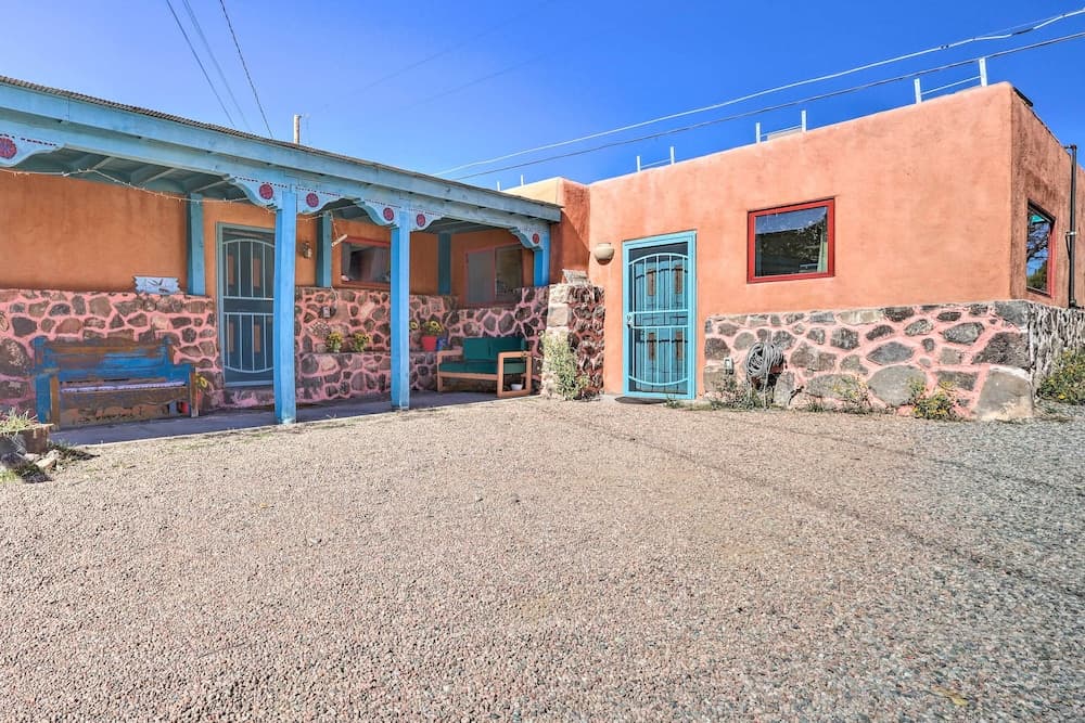Unique Santa Cruz Studio ~ 25 Mi to Santa Fe