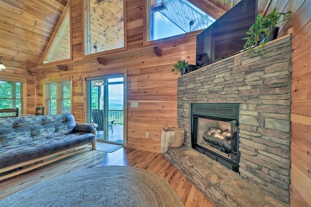 Hiwassee Hideaway' Cabin w/ Mountain Views!