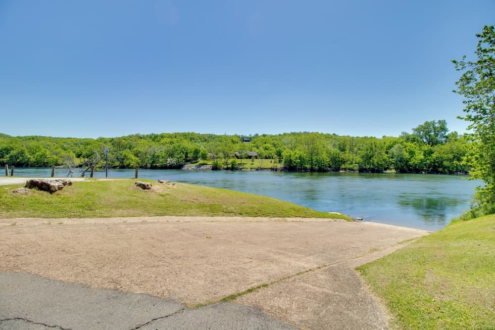 Spacious White Rivers Jewel: Fishing Haven!