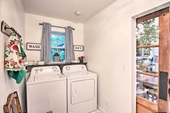 Charming Country Cottage: 5 Mi to Downtown Tulsa!