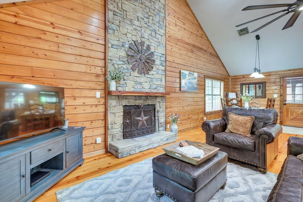 'cape Royale' Luxury Livingston Cabin w/ Hot Tub!