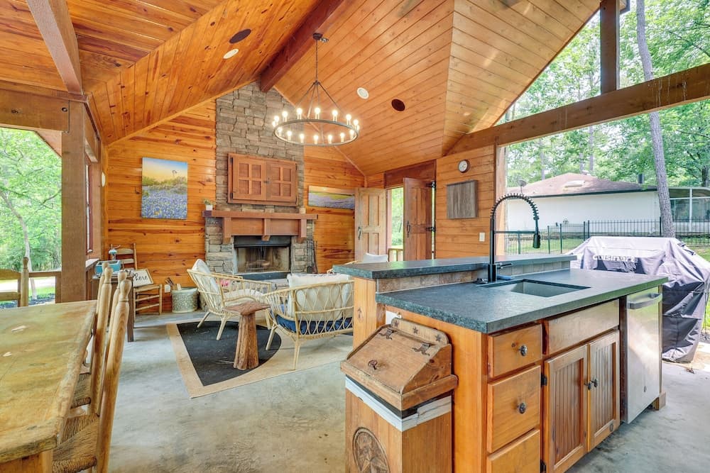 'cape Royale' Luxury Livingston Cabin w/ Hot Tub!