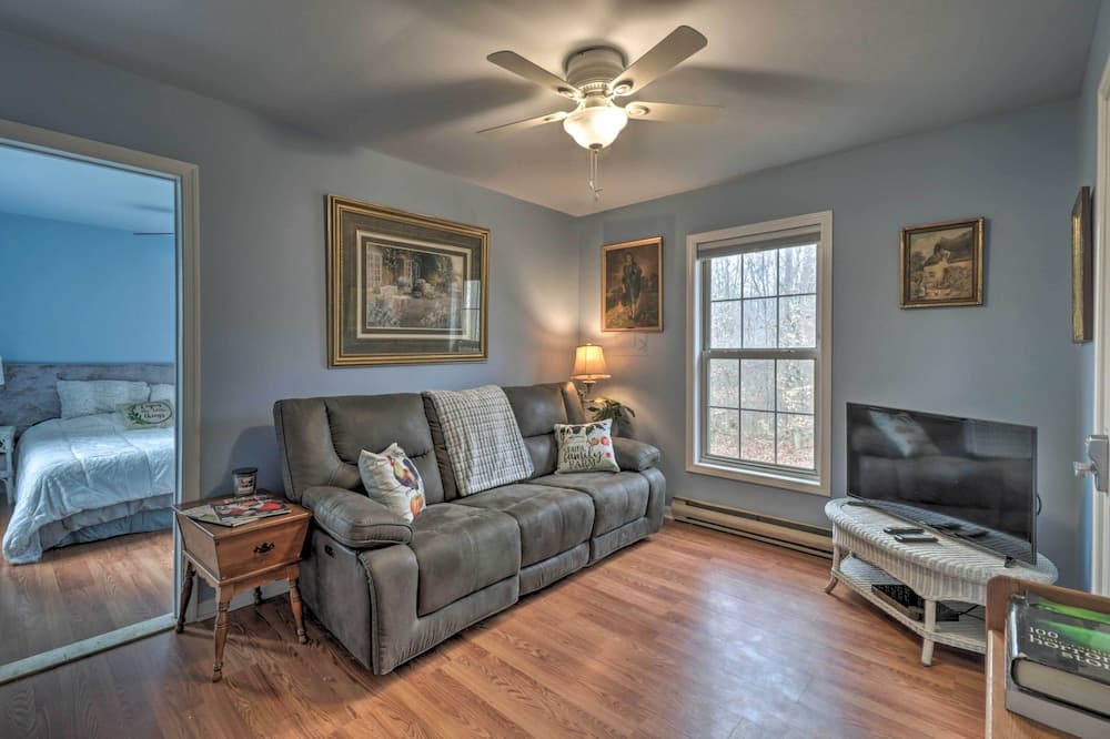 Cozy Rixeyville Cottage w/ Deck, Grill, & Stabling