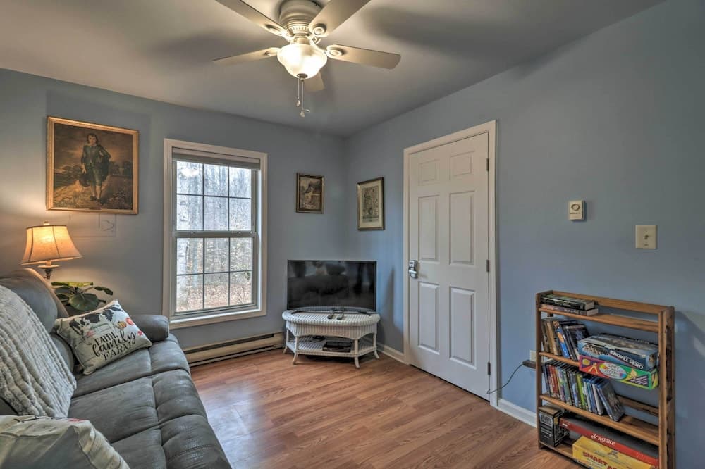 Cozy Rixeyville Cottage w/ Deck, Grill, & Stabling