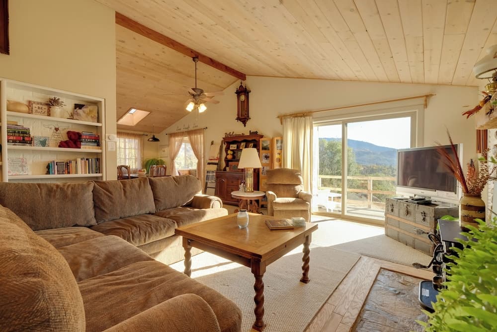 Secluded Mountain Hideaway < 8 Miles to Bass Lake!