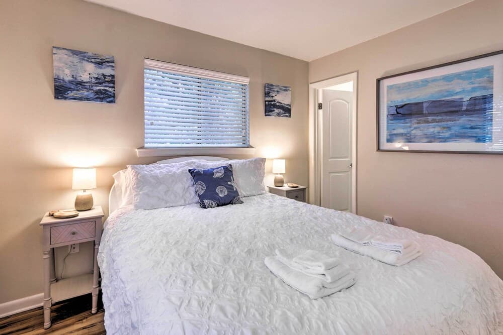 Updated Condo w/ Golf View, Walk to the Beach!