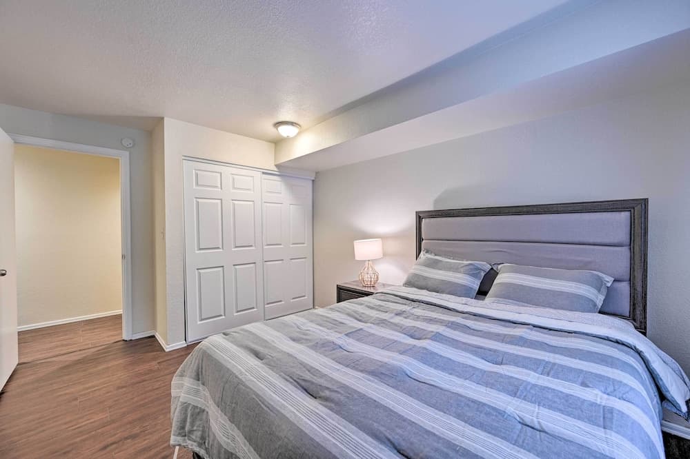 Shoreline Home w/ Deck ~ 14 Mi to Downtown Seattle