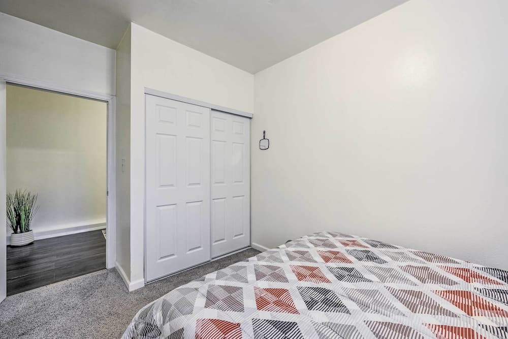 Shoreline Home w/ Deck ~ 14 Mi to Downtown Seattle