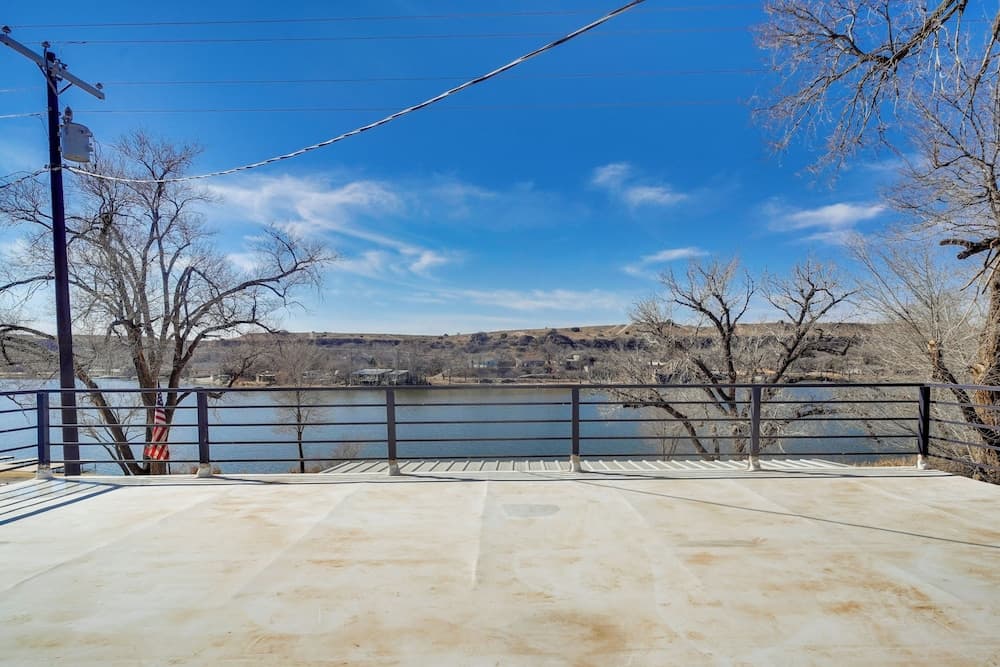 Updated Buffalo Springs House on the Lake!