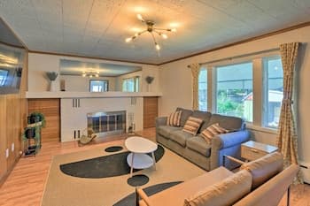 Pet-friendly Anchorage Gem: Walkable Location