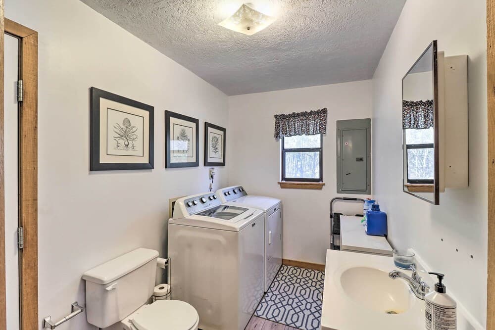 Walk to White River: Home w/ Deck in Flippin!