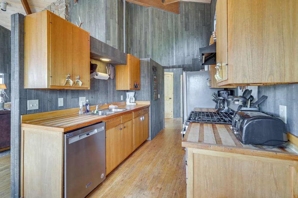 Panoramic Mountain-view Retreat w/ Hot Tub + Deck!