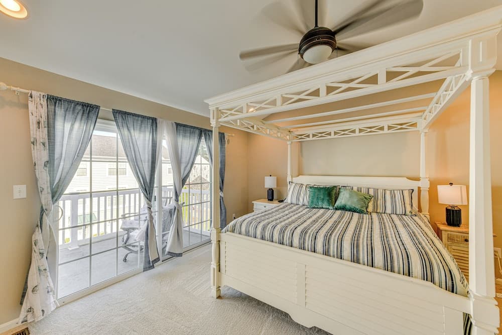 2 Mi to Beach: Townhome w/ Breezy Balcony!