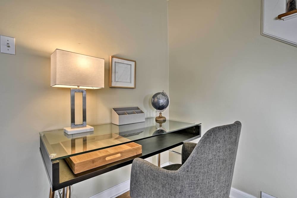 Townhome w/ Fast & New Wifi - Walk to Downtown!