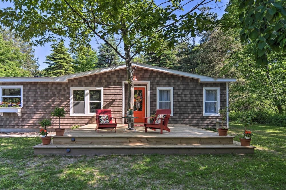 Woodland Retreat: Near Trails, Golf & Wineries!