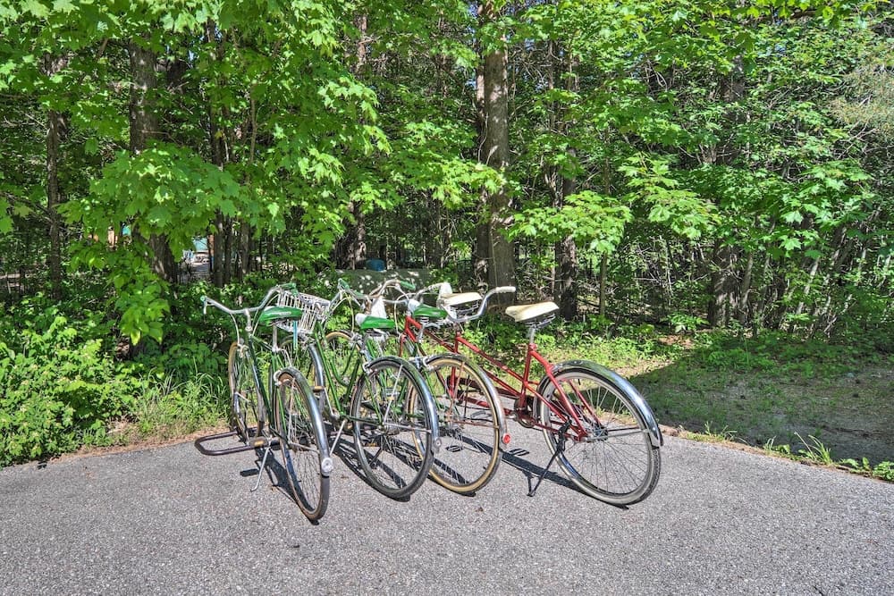 Woodland Retreat: Near Trails, Golf & Wineries!