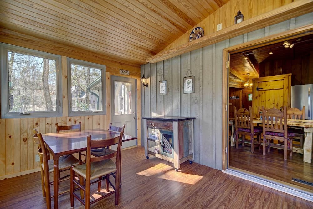 Cozy Log Cabin: 6 Mi to Great Smoky Mtns NP!