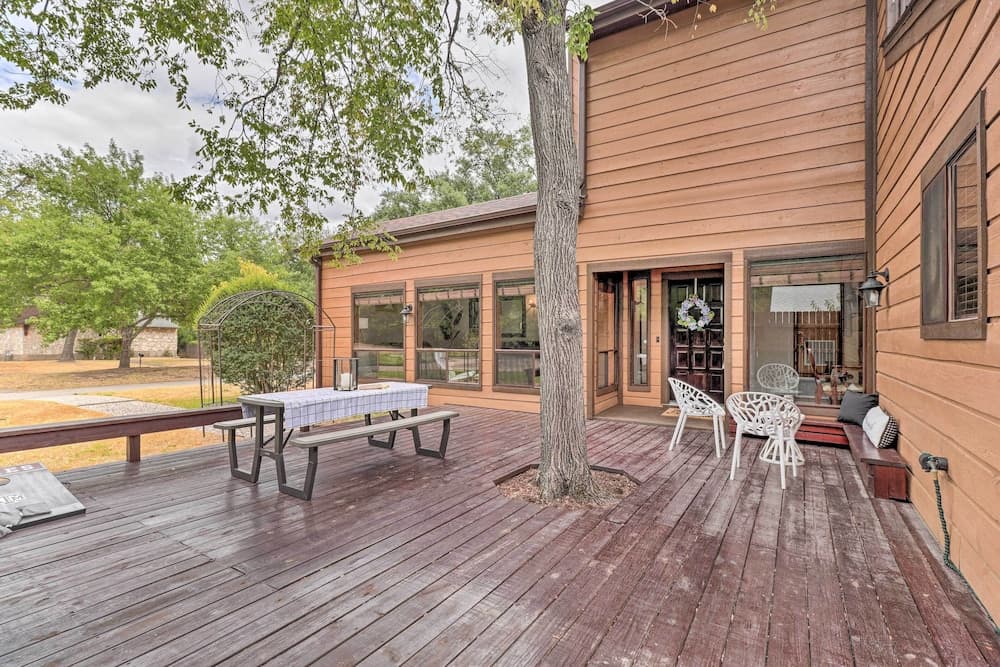 Bryan Home w/ Deck & Yard ~ 4 Mi to Texas A & M!