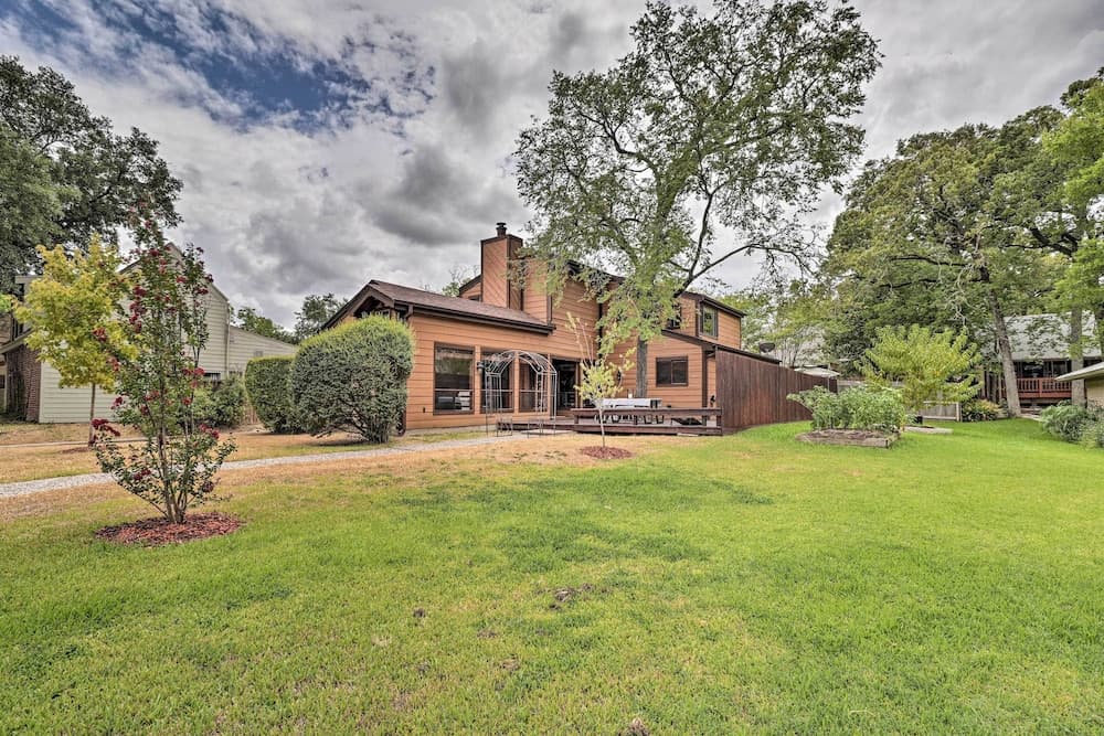 Bryan Home w/ Deck & Yard ~ 4 Mi to Texas A & M!