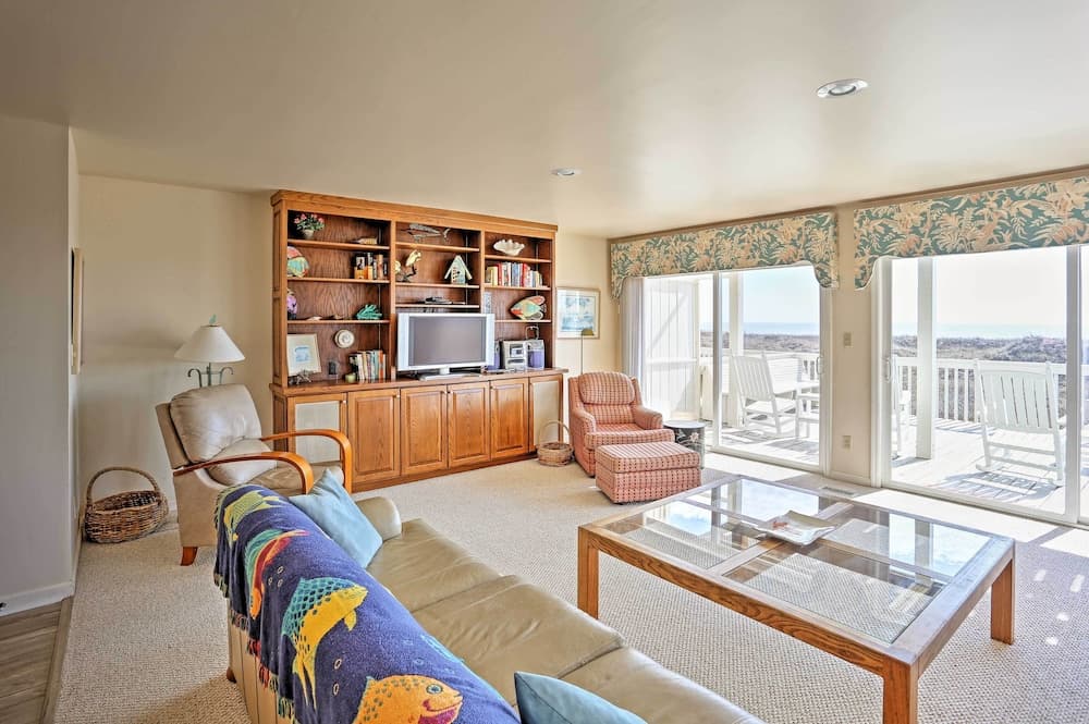 Family-friendly Vacation Home: Steps to Beach!