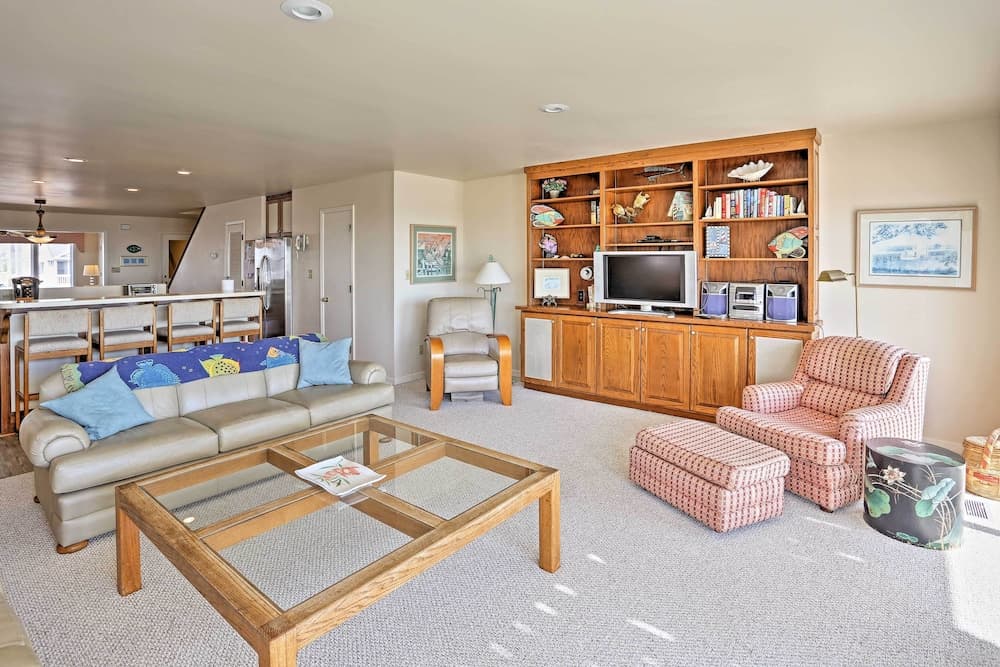 Family-friendly Vacation Home: Steps to Beach!