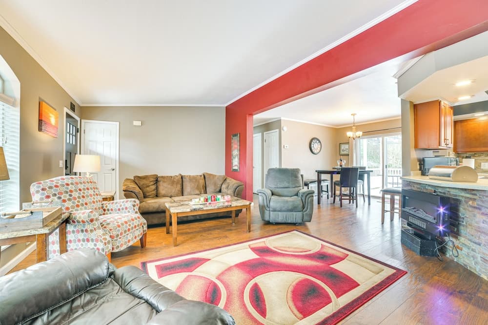 Serene Presque Isle Harbor Home on Sunrise Side!