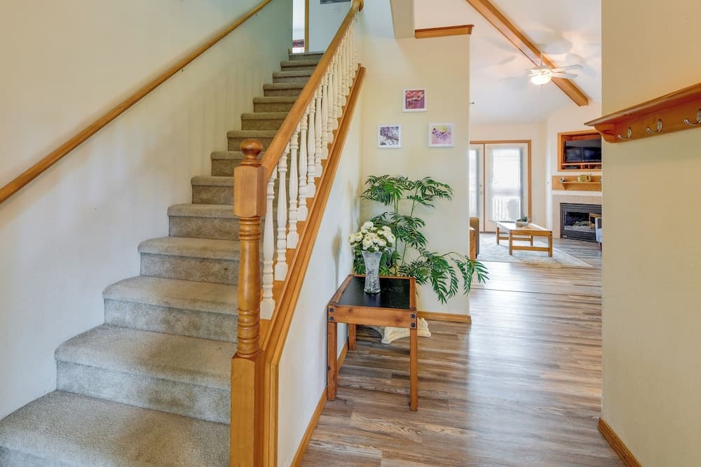 Resort-style Klamath Falls Home, Golf Course View!