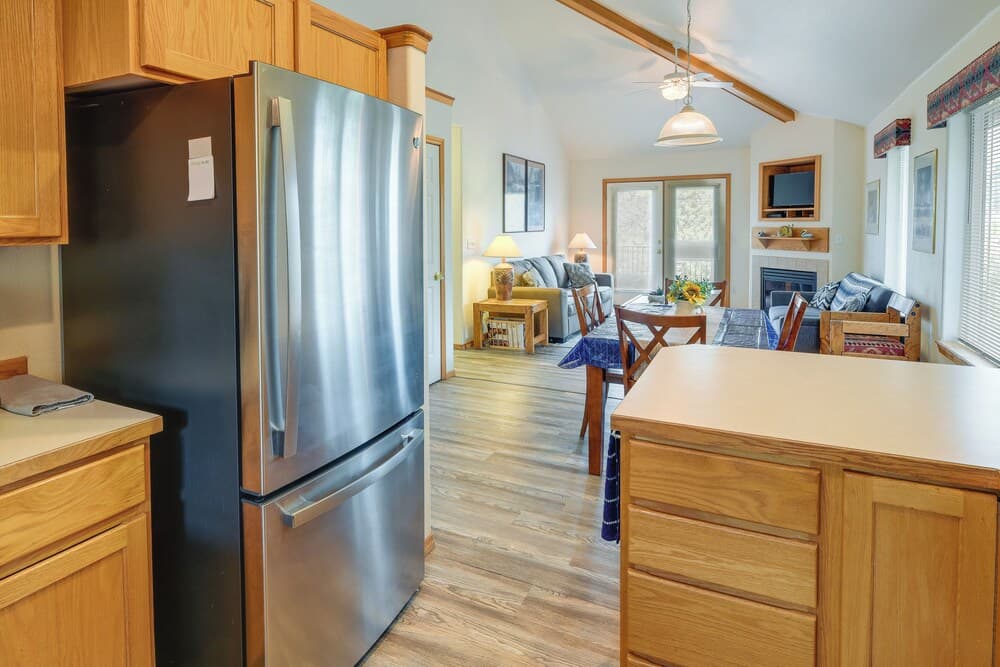 Resort-style Klamath Falls Home, Golf Course View!