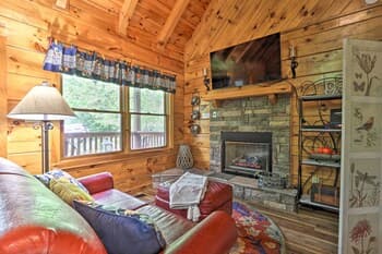 Romantic Gatlinburg Studio Cabin w/ Hot Tub & Deck