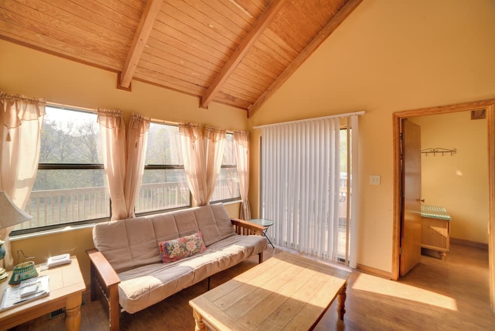 Peaceful Reliance Cabin w/ Deck on Hiwassee River!