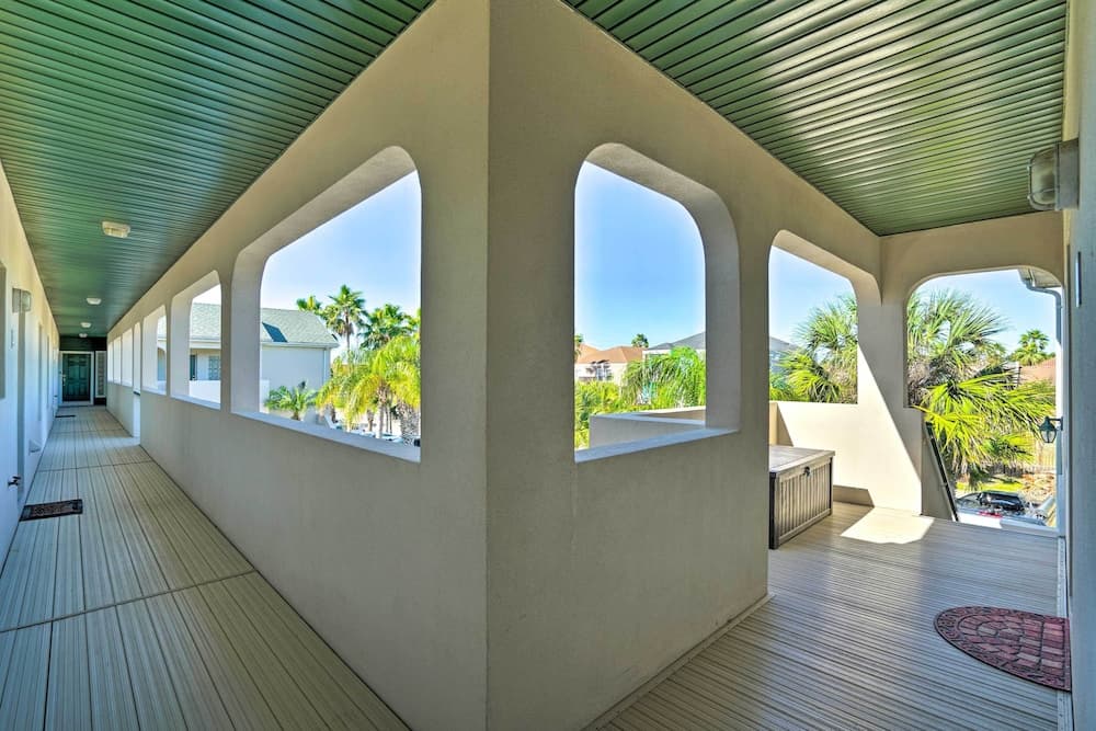 Coastal Condo w/ Pool in South Padre Island!