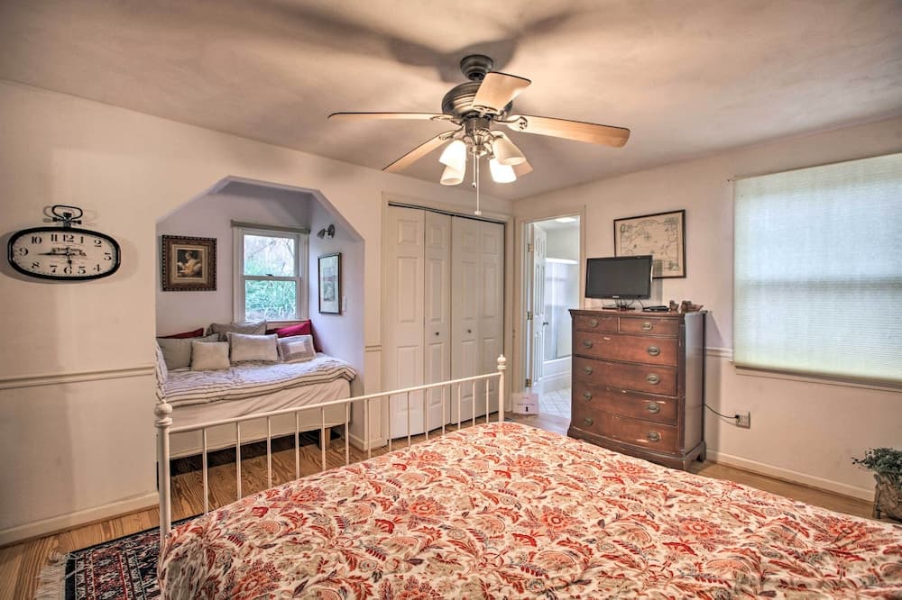 Spacious Faber Home w/ Yard, Steps to Winery!