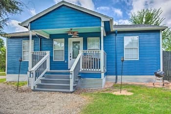 Pottsboro Home w/ Fire Pit < 1 Mi to Lake Texoma!