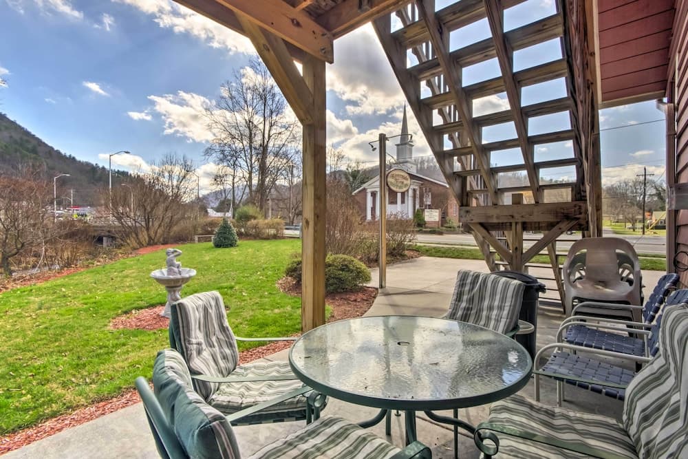 Damascus Apt w/ Views, Walk to Shops + Parks!