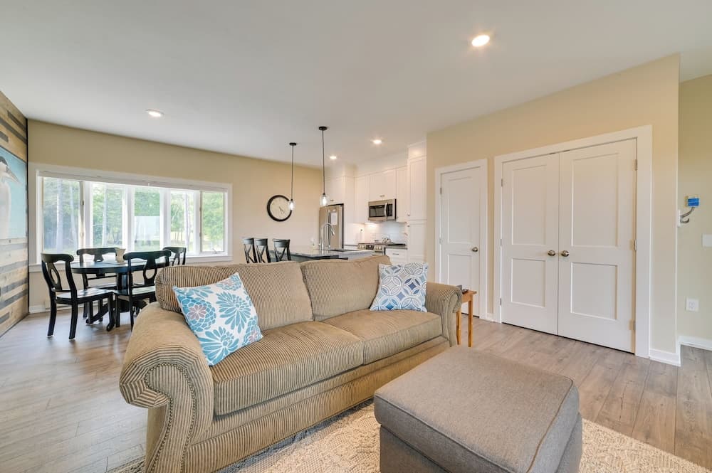 Beachfront De Tour Village Townhome w/ Patio!